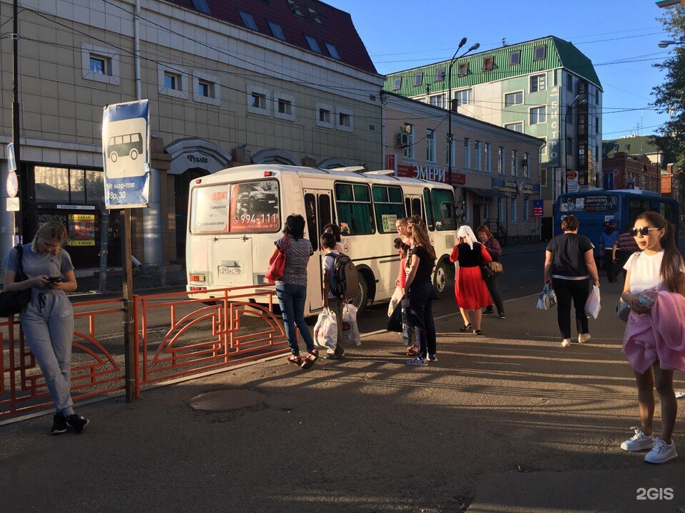 В иркутске на остановке. Остановка Иркутск. Остановка Центральный рынок Иркутск. Иркутск остановка Центральный РЫНР. 66 Автобус Иркутск.