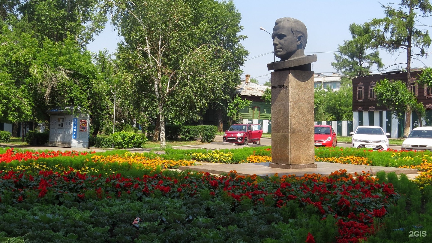 Памятник гагарину в городе гагарин. Памятник Гагарина в Иркутске. Памятник ю. а. Гагарину Иркутск. Памятник Юрию Гагарину в Иркутске. Бюст Гагарина Иркутск.