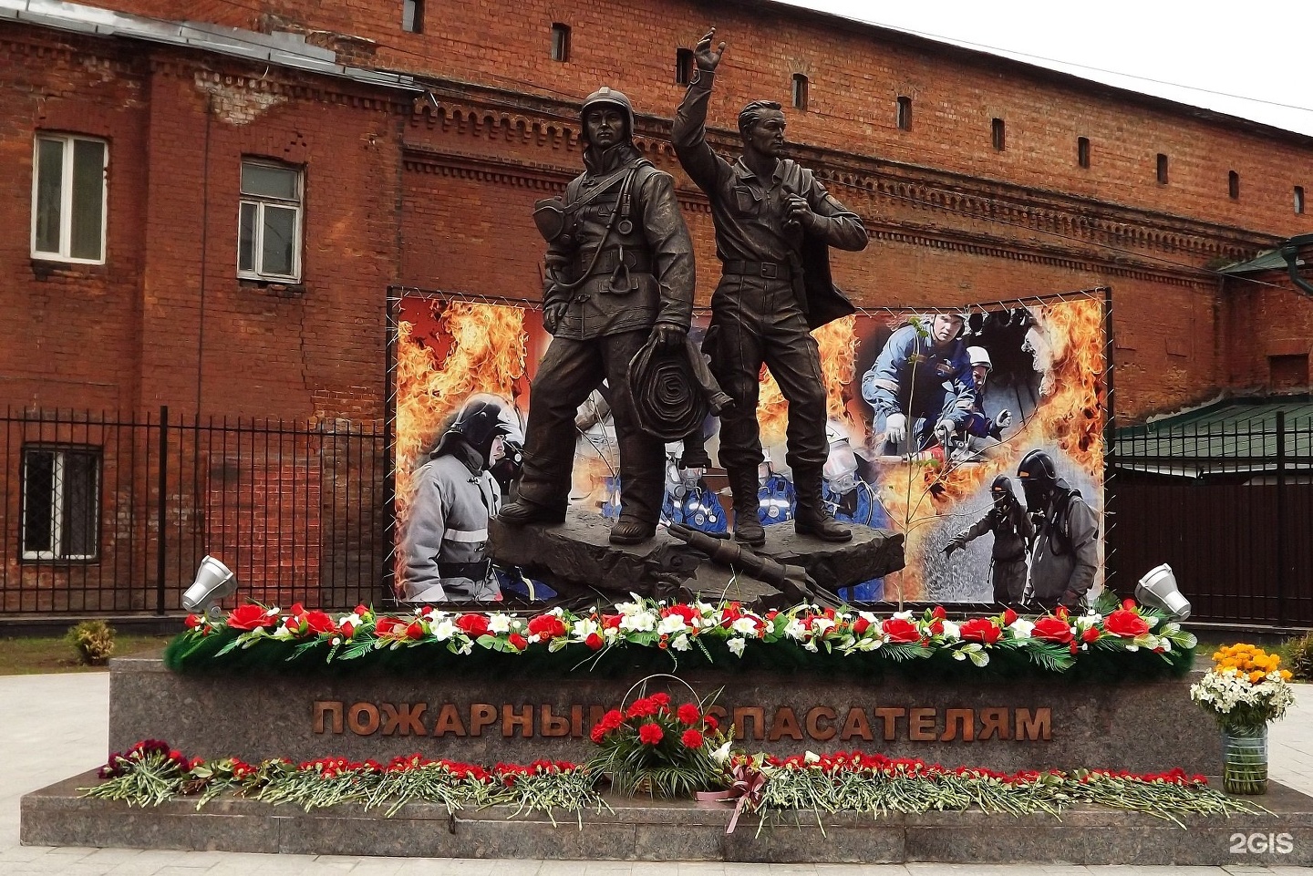 памятник спасателям и пожарным в москве