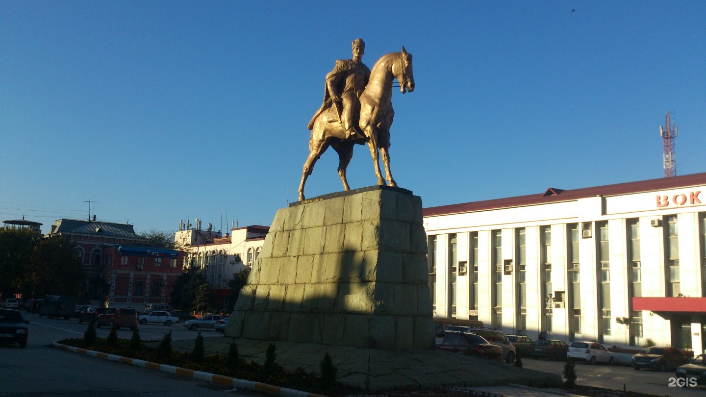 Памятник Махачу Дахадаеву в Махачкале