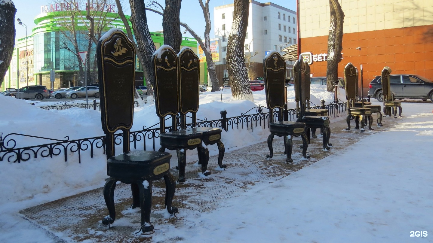 Памятник 12 стульев желаний Тюмень