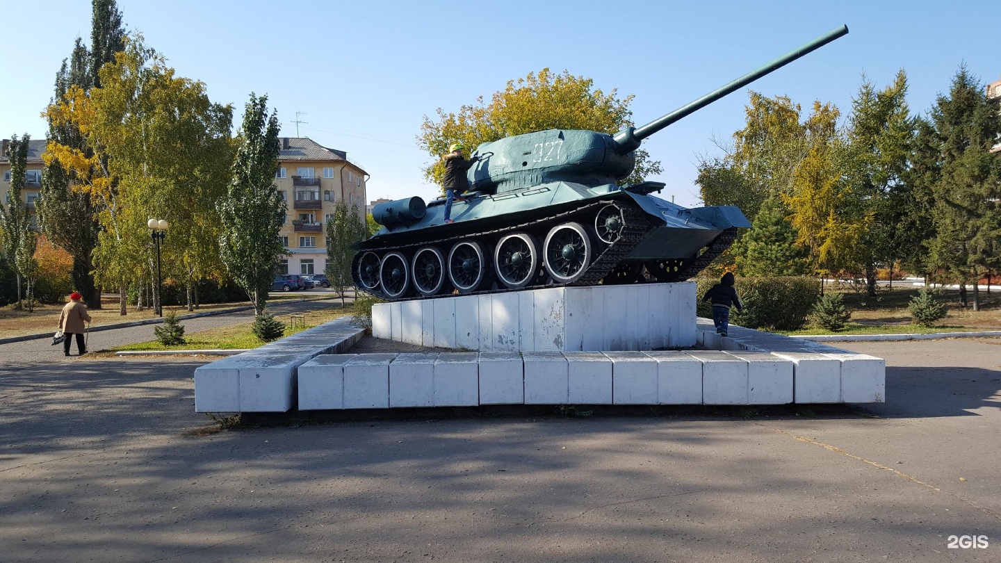 Омский танк т34 памятник. Памятник танк т-34 Омск. Танк т34 Барнаул. Памятник танку т-34 в Омске.