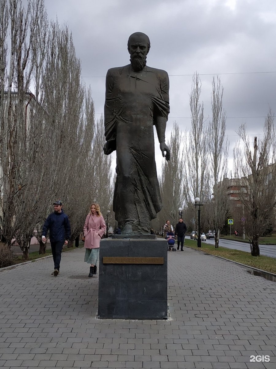 Достоевский омск. Памятник ф м Достоевскому в Омске. Памятник Федору Михайловичу Достоевскому в Омске. Статуя Достоевского в Омске. Голованцев памятник Достоевскому.