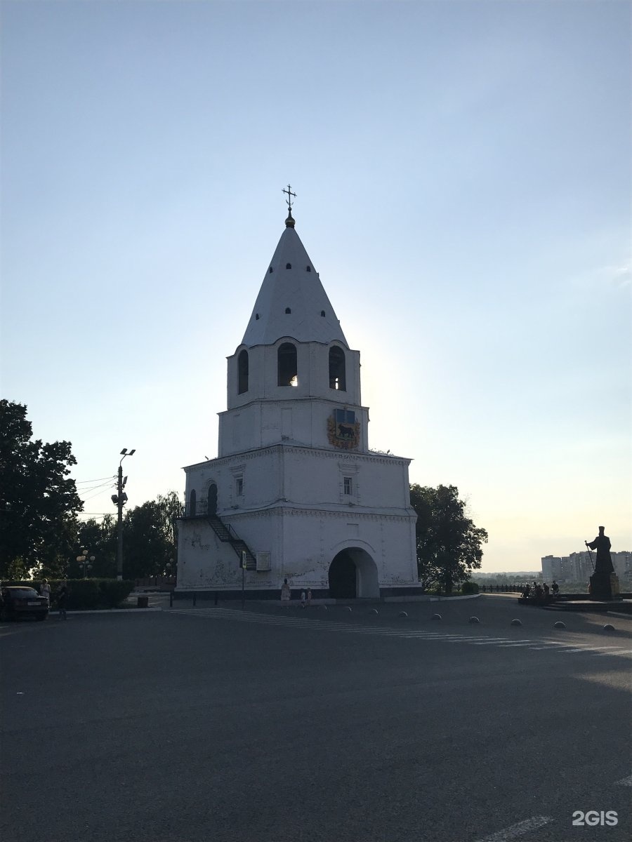 У кремля сызрань. Спасская башня Сызрань. Башня Сызранского Кремля. Сызрань Кремль. Крепкая башня Сызрань.