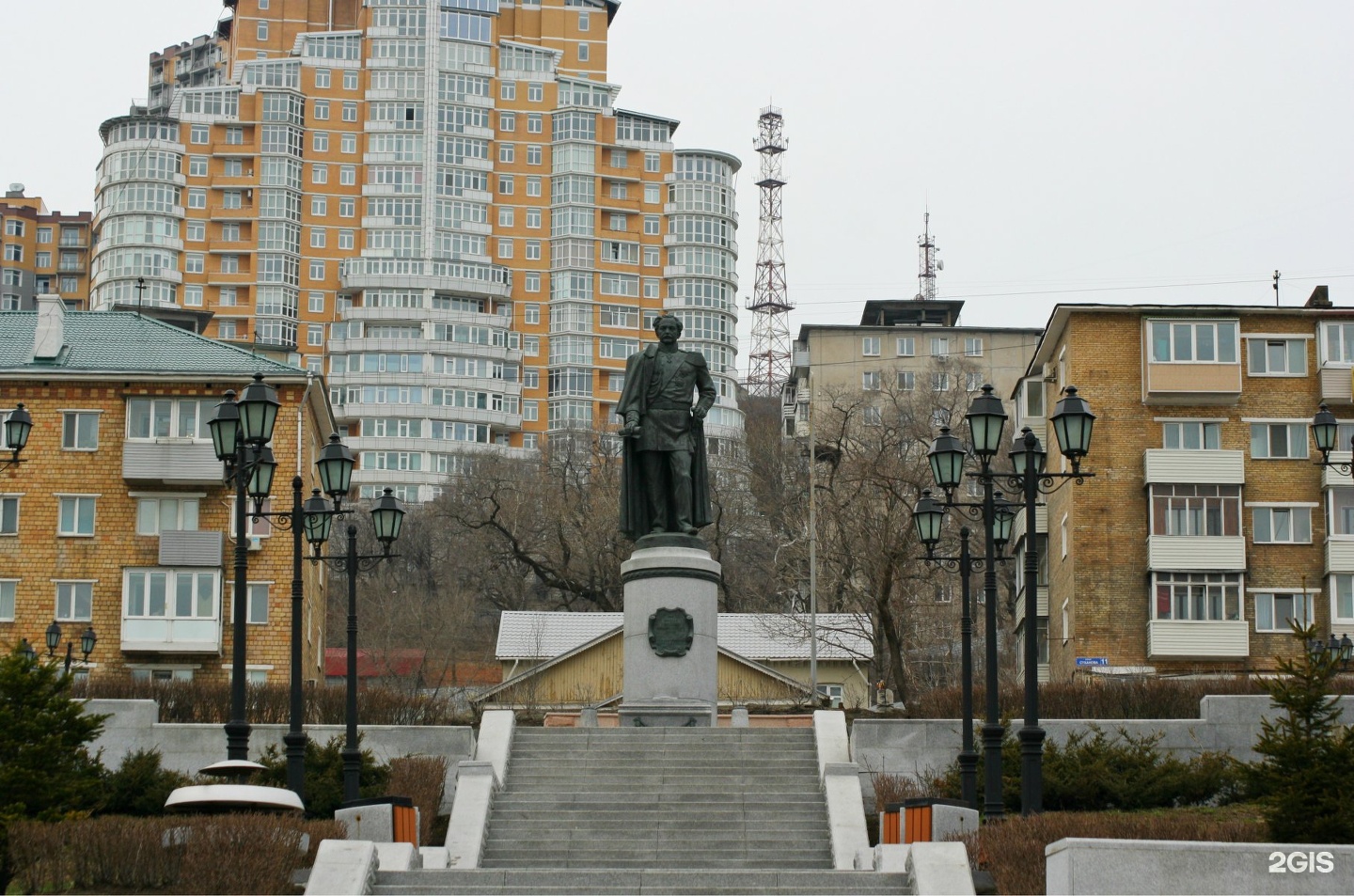 Амур владивосток. Памятник муравьёву-Амурскому Владивосток. Могила Муравьева-Амурского во Владивостоке. Могила графа Муравьева Амурского Владивосток. Могила муравьев Амурский.