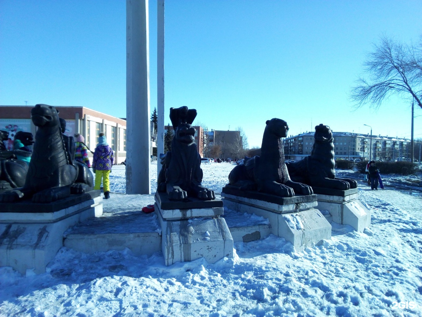 Белая город магнитогорск. Магнитогорск солнечные часы памятник. Скульптурная группа "солнечные часы" ул. Галиуллина, 17. Памятник львам в Магнитогорске. Солнечные часы города Магнитогорска.