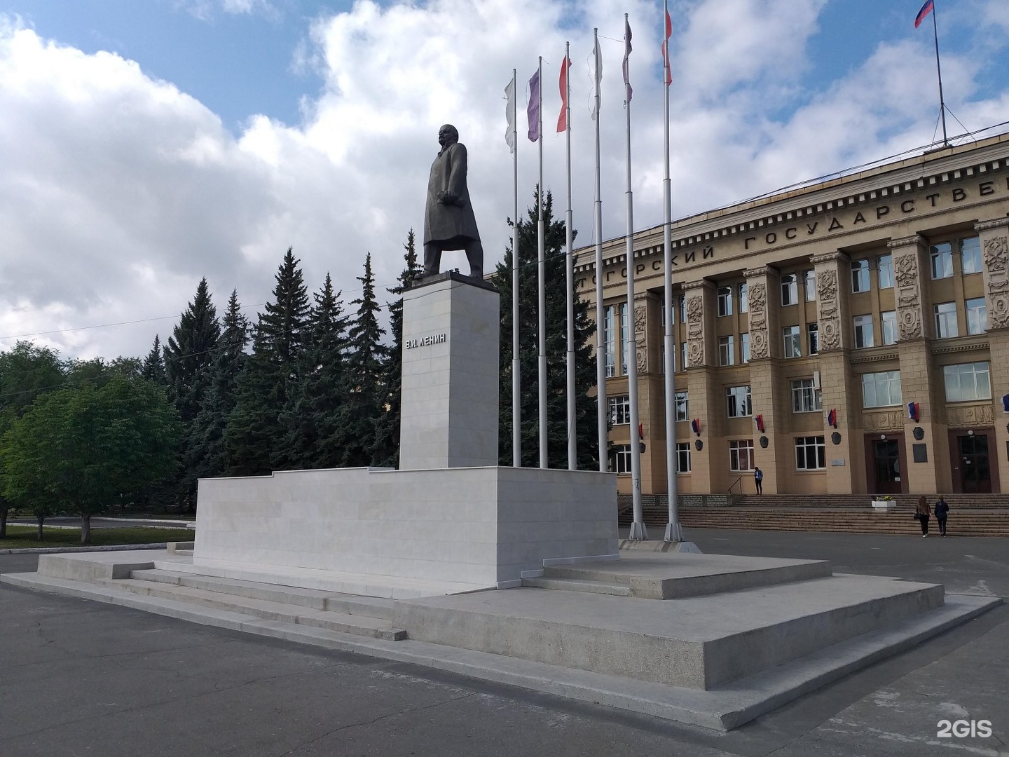 Памятники в магнитогорске. Памятник Ленину в Магнитогорске. Памятник в.и. Ленину площадь Ленина Магнитогорск. Статуя Ленина в Магнитогорске. Магнитогорск памятник Ленину ММК.