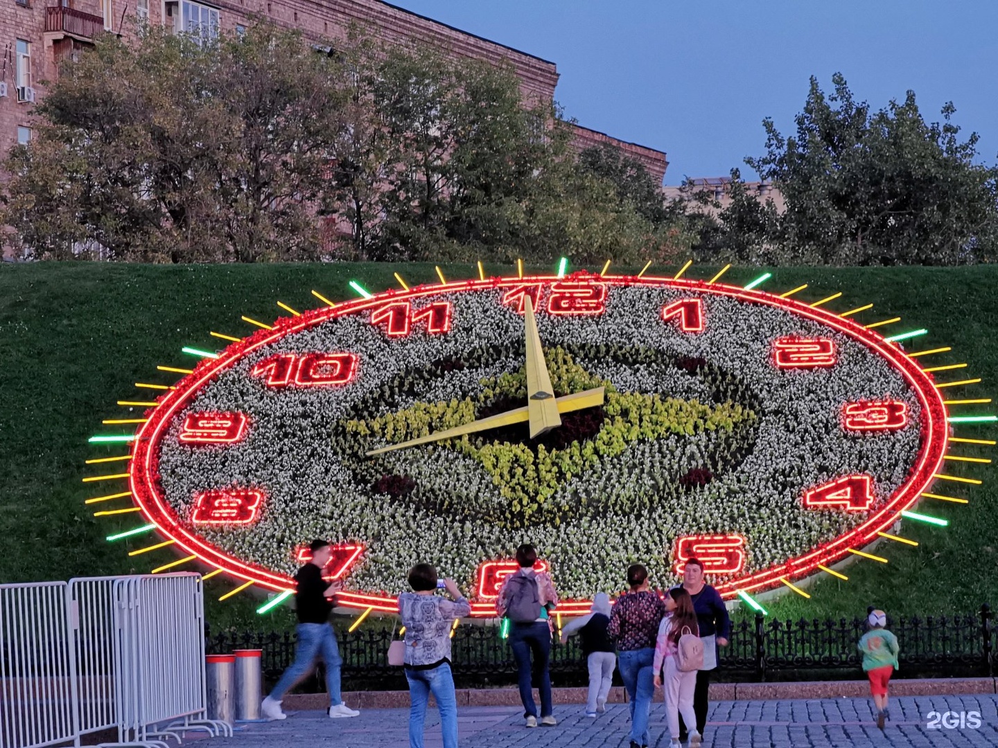 Цветочные часы на Поклонной горе в Москве