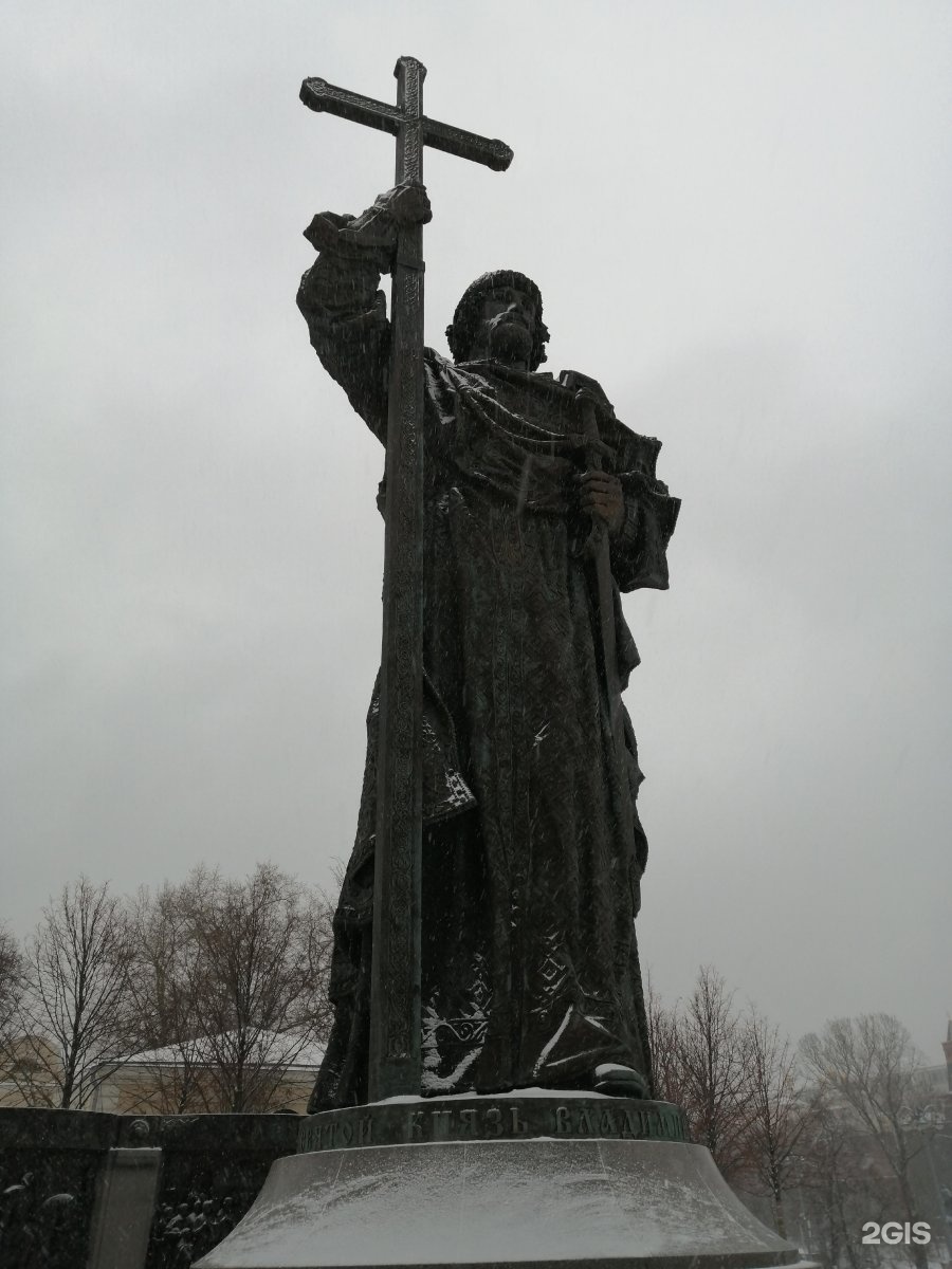 фото памятника князю владимиру в москве