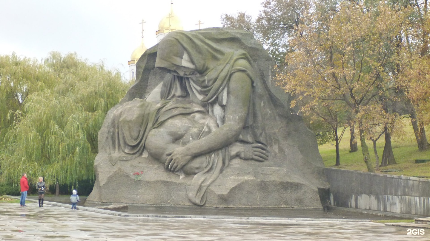 В каком городе памятник скорбящей матери. Памятник Скорбящей матери в Дербенте. Скульптура Скорбящая мать Волгоград. Скорбящая мать памятник в Ташкенте. Памятник Скорбящей матери Миасс.