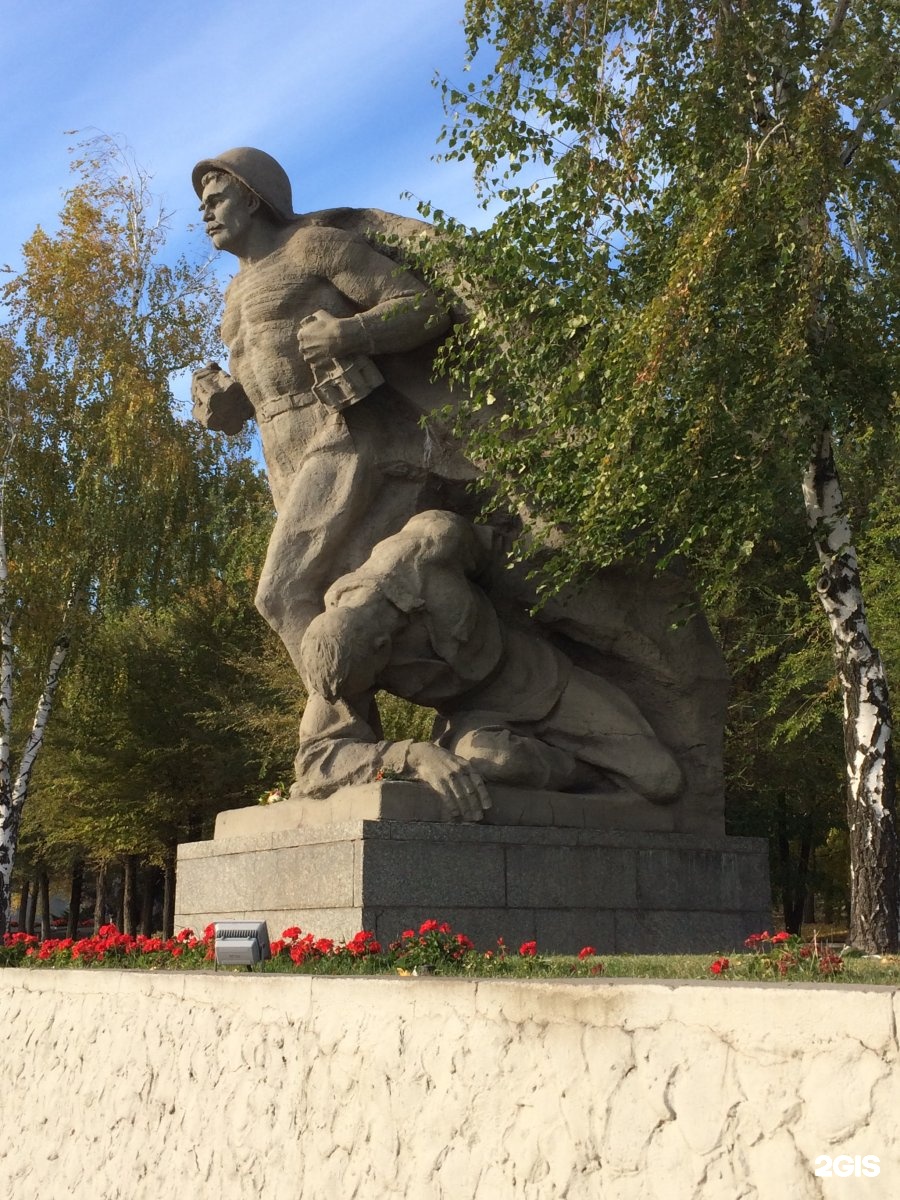 Жк матросов волгоград. Скульптура подвиг моряков Волгоград. Памятник военным морякам Волгоград. Матрос Волгоград. Памятник матросу в Волгограде.