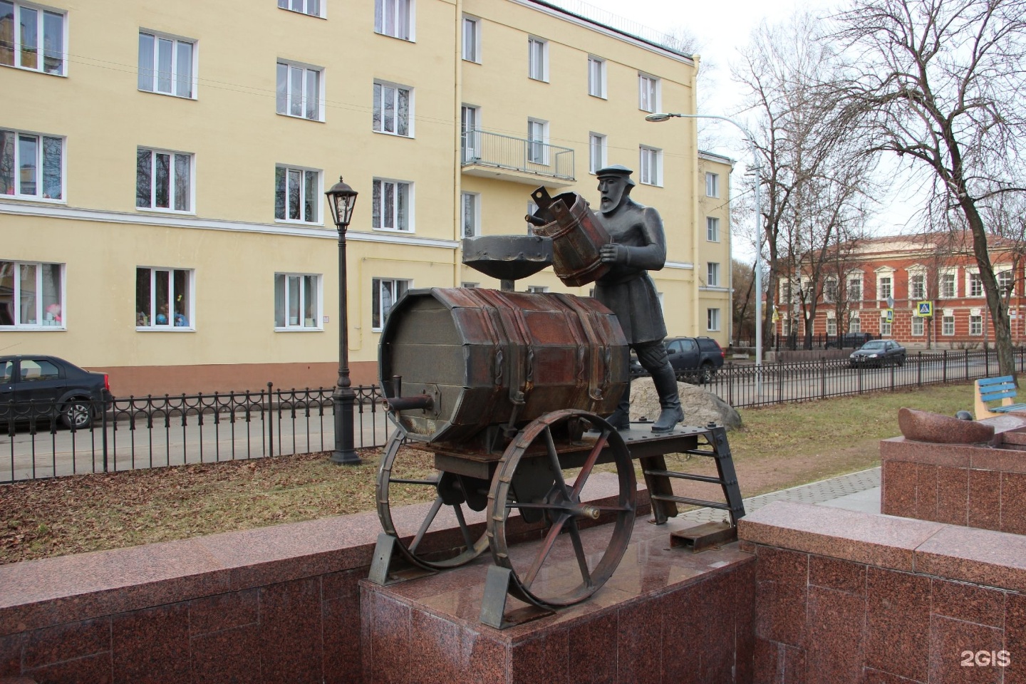 Водовозов киров. Памятник водовозу в Кронштадте. Водовозы Петербурга. Кронштадтский водовоз. Памятник петербургскому водовозу.