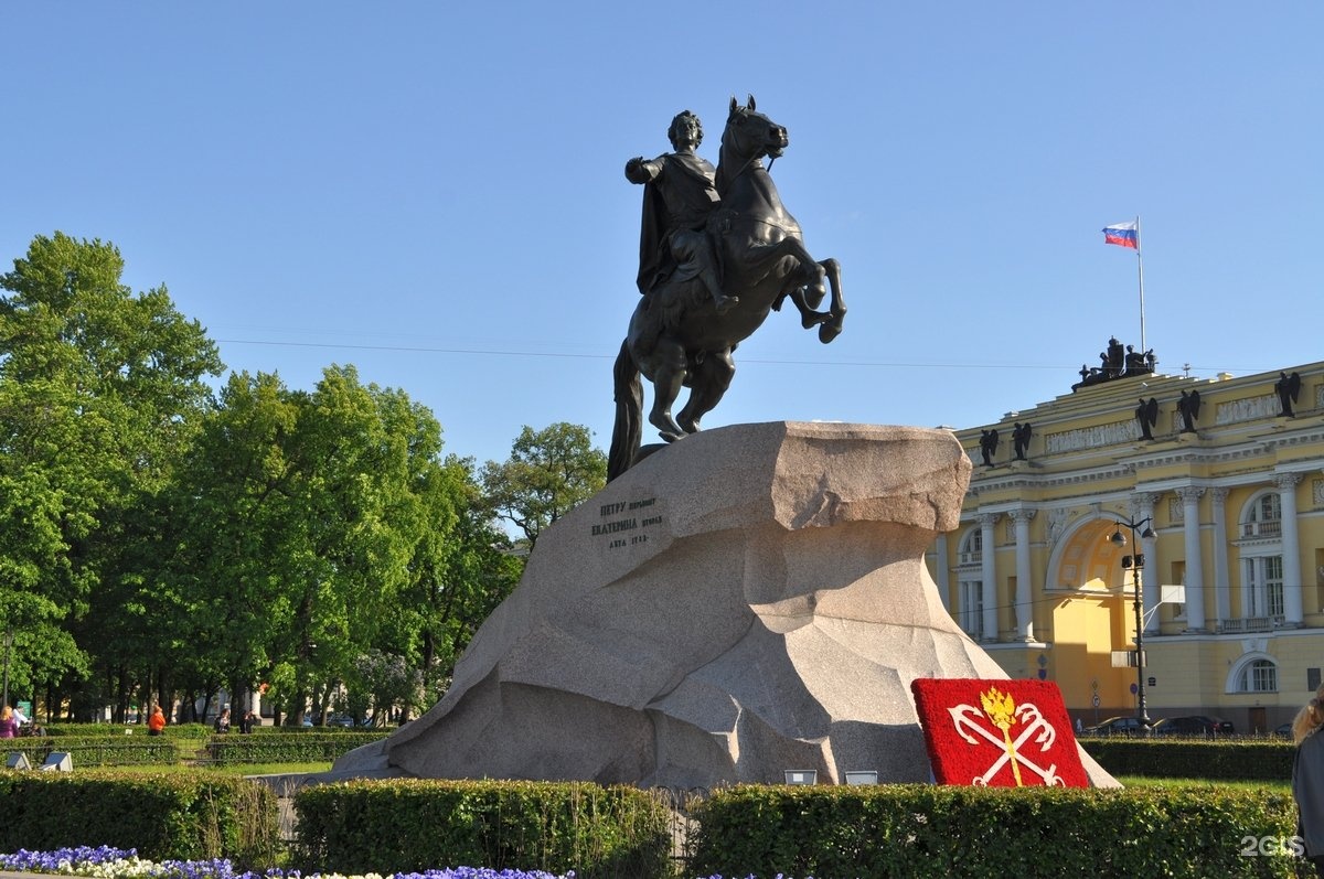 Памятник из петербурга в москву