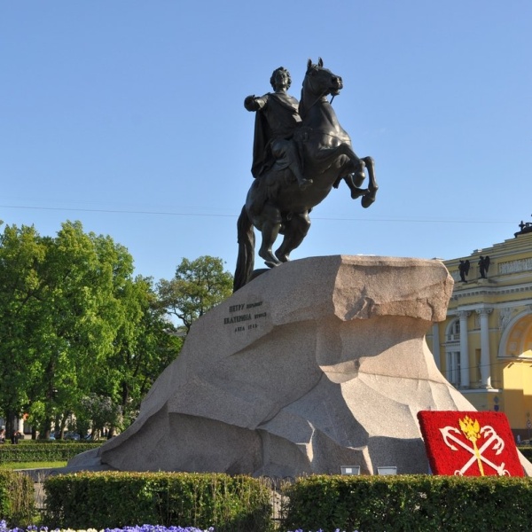 Какие памятники петру 1. Монумент Петра Великого в Санкт-Петербурге. Санкт-Петербург статуя Петра. Памятник Петру 1 в Питере. Памятник пётр первый в Петербурге.