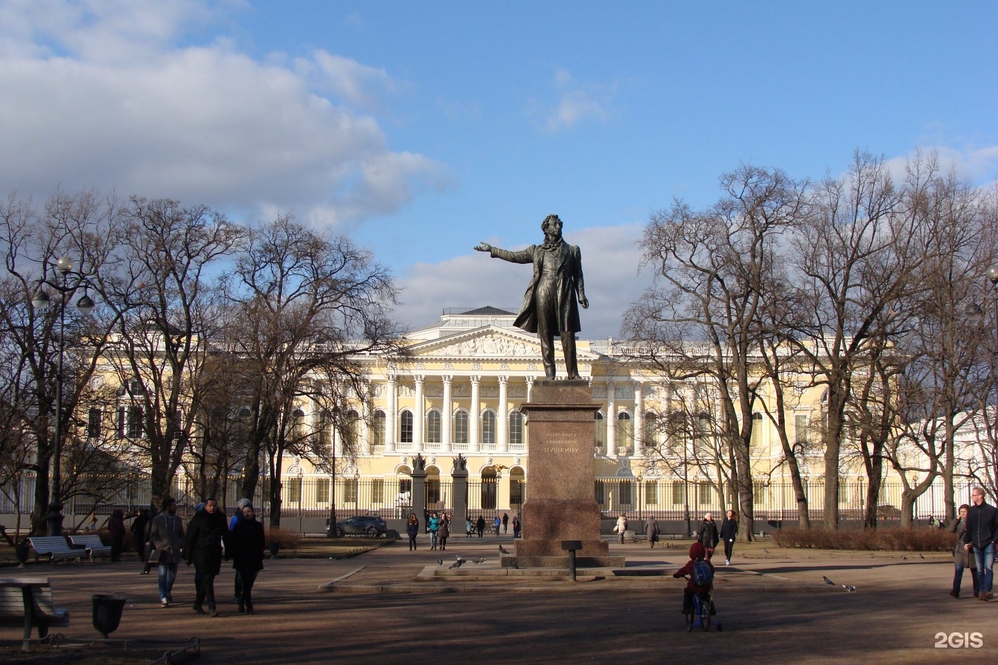 Памятник Пушкину на площади искусств