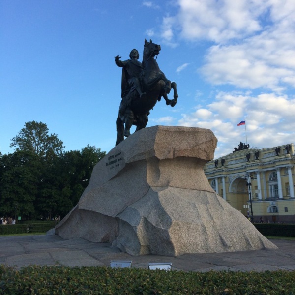 Медный всадник художественные средства. Памятник Петру 1 в Санкт-Петербурге. Статуя Петра 1 в Санкт-Петербурге. Памятник Петру в Питере. Памятник Петру первому в Питере.