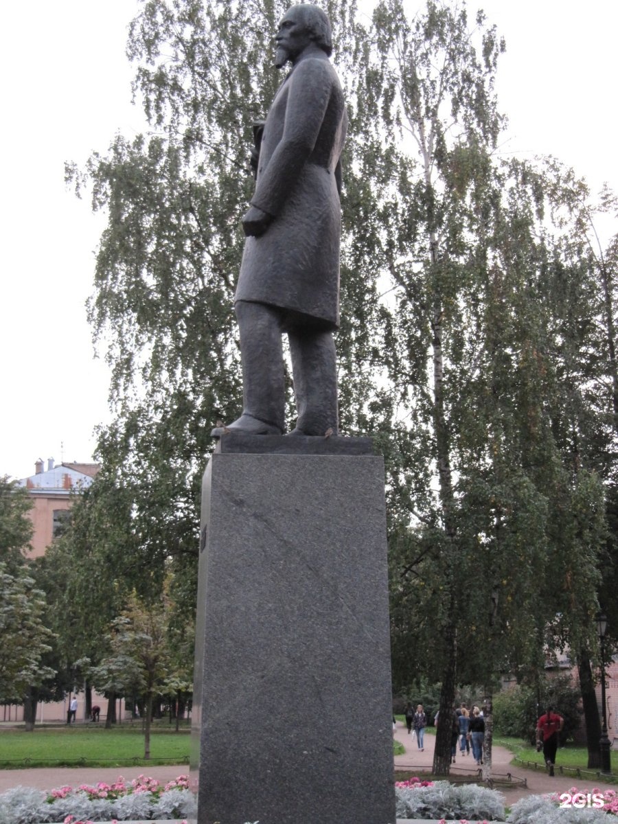 В центре города у памятника некрасову. Памятник Некрасову в Уссурийске. Памятник Некрасову в Санкт-Петербурге. Памятник Некрасову в Москве. Памятник Некрасову в Петербурге.