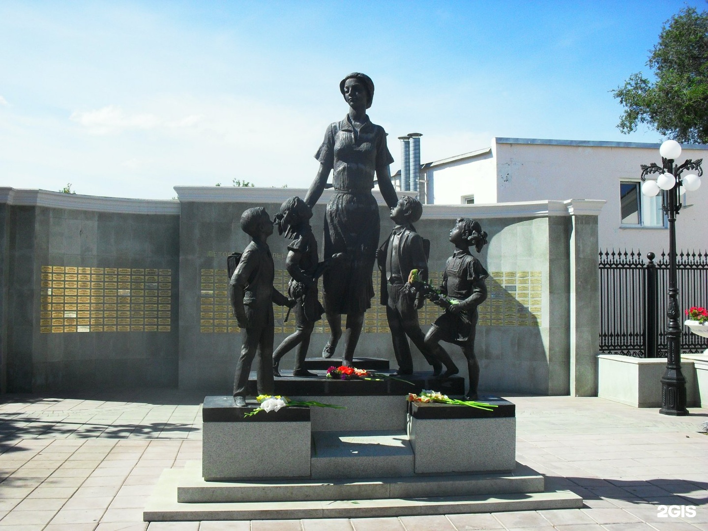 Памятник первому и девятому