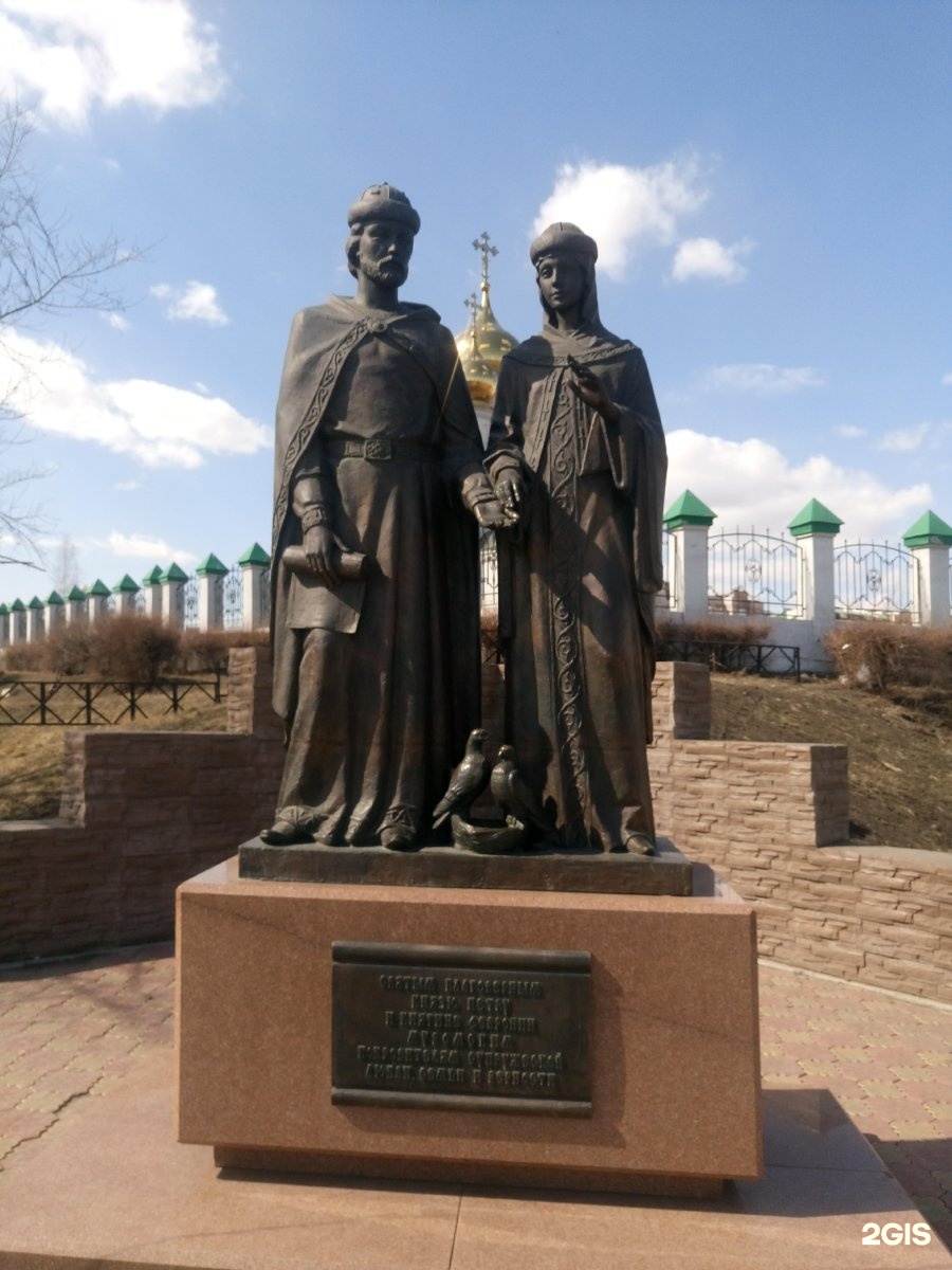 Памятник Петру и Февронии в Абакане