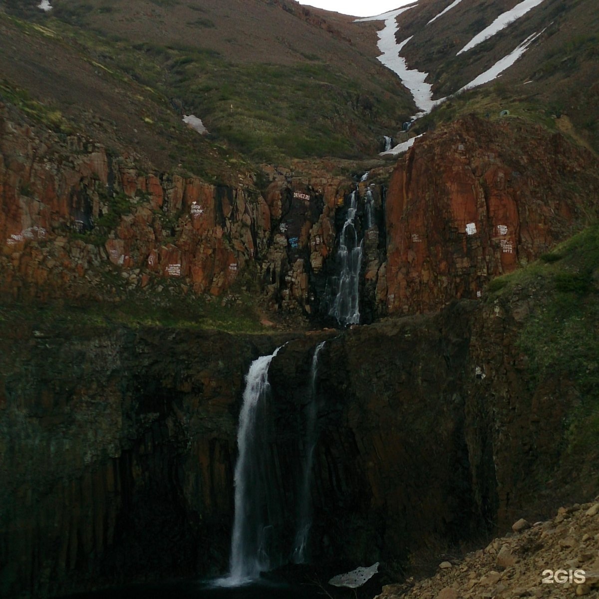 Талнах водопад красные камни