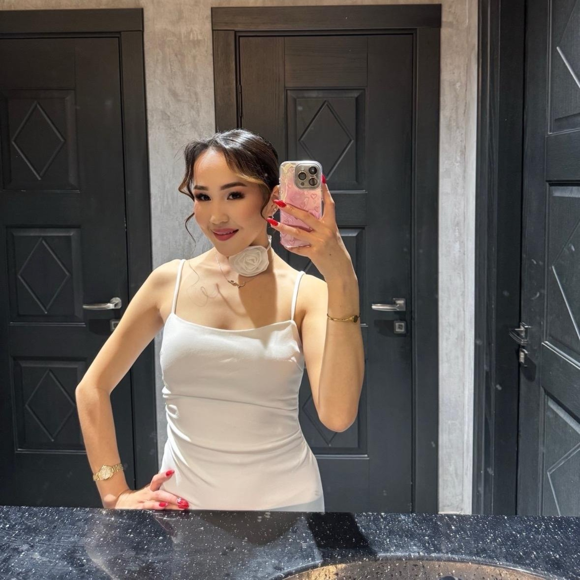 Ересек әйел жыныстық қатынасқа түседі Хатшы порно стажировкадан өтеді