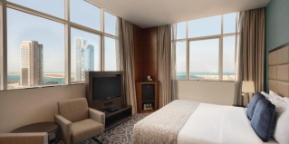 Abu Dhabi: Отель Ramada by Wyndham Abu Dhabi Corniche