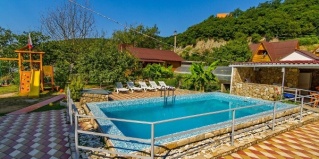 Ольгинка: Гостевой дом Кедр